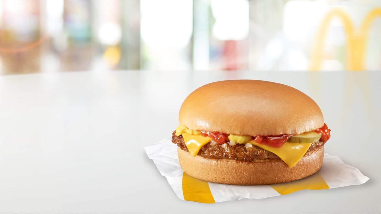 McDonald's aumenta il prezzo del suo cheeseburger nel Regno Unito thumbnail