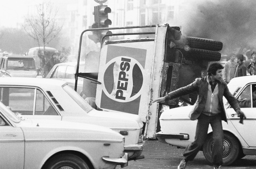 1978 proteste a Teheran, sullo sfondo un furgoncino di Pepsi simboleggia la fine del sogno di occidentalizzare il paese da parte dello Scià
