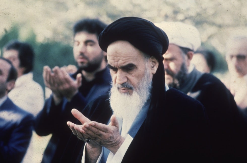 1978 l'Ayatollah Ruhollah Khomeini rientra in Iran dopo anni trascorsi in esilio e dopo l'esilio dello Scià