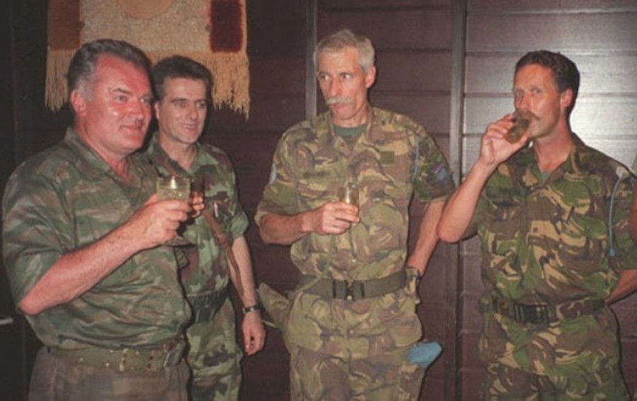 Genocidio Srebrenica: Ratko Mladić, a sinistra, con il comandante dei soldati olandesi dell'ONU, Thom Karremans
