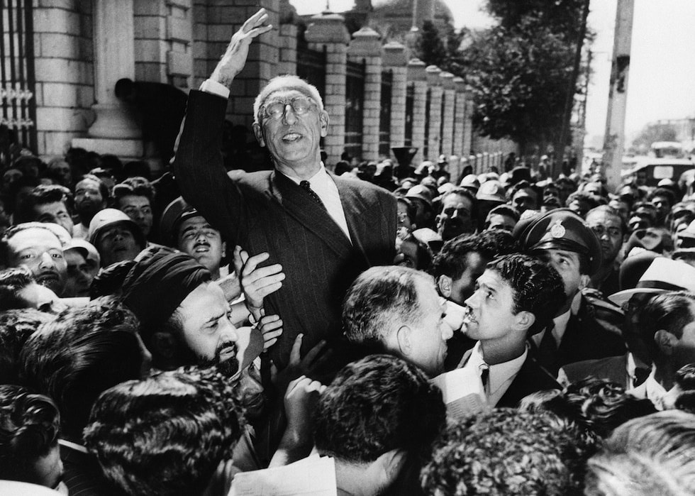Mohammad Mossadeq accolto trionfante dal popolo iraniano subito dopo la nazionalizzazione dell'industria petrolifera