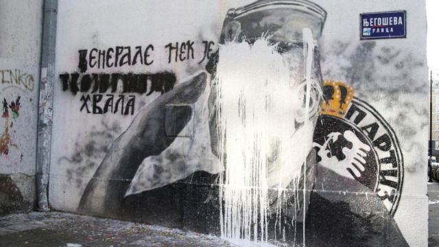 Genocidio Srebrenica: murales del generale Mladic deturpato
