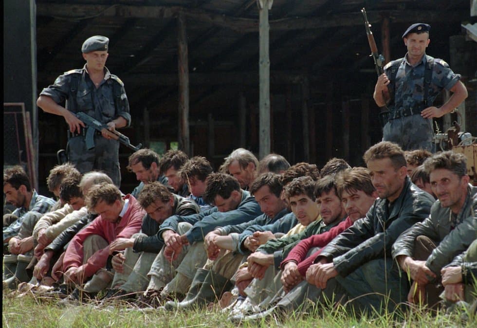 Uzice (Serbia) alcuni soldati serbi sorvegliano un gruppo di bosniaci musulmani scappati da Srebrenica. 5 agosto 1995. (AP PHOTO)