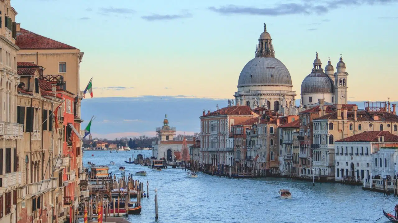 Vinci un viaggio a Venezia con il romanzo di Alessia Gazzola thumbnail