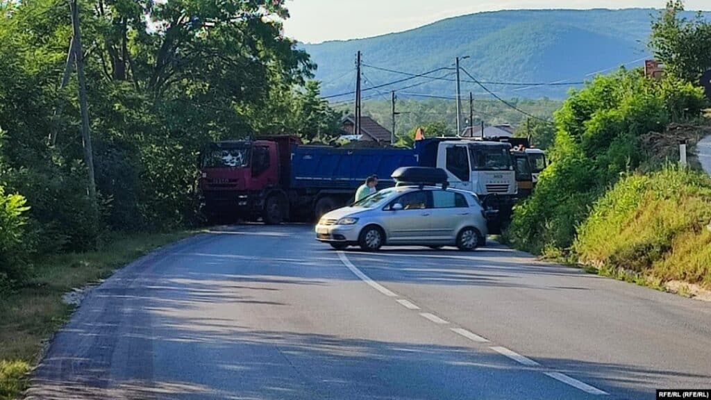 camion carichi di ghiaia usati per barricare le strade che portano verso il confine tra Kosovo e Serbia