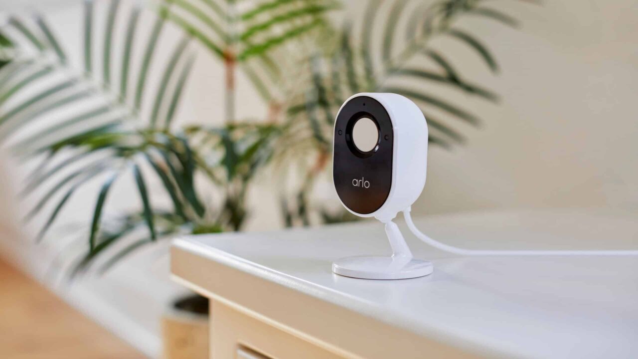 La videocamera di sicurezza Arlo: la soluzione indoor perfetta per l'estate thumbnail