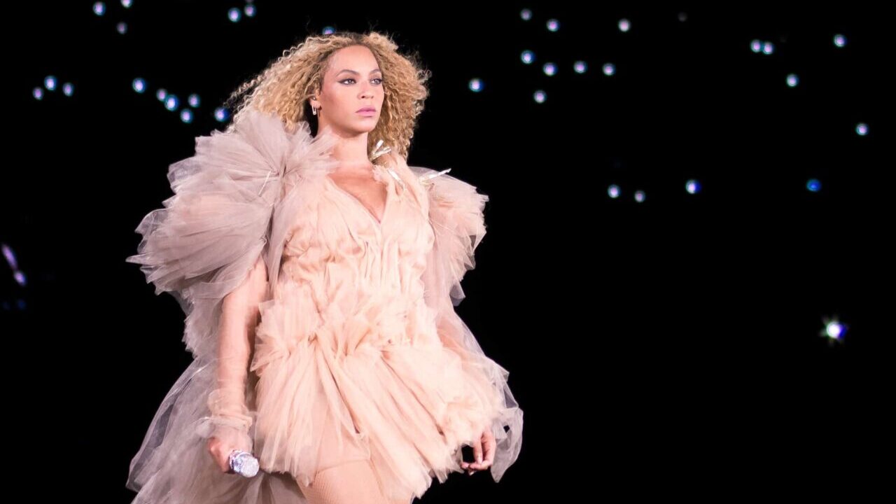 È polemica su Beyoncé per una parola offensiva nel nuovo brano Heated thumbnail