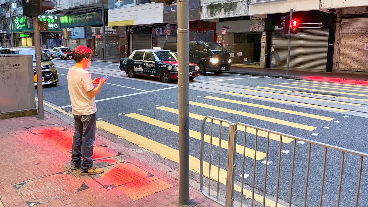 Ad Hong Kong luci rosse distraggono i pedoni dallo smartphone thumbnail