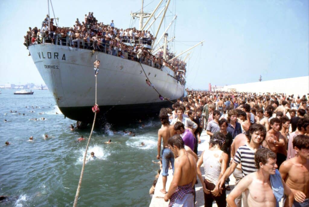 8 agosto 1991, la Vlora attracca nel porto di Bari con 20 mila albanesi a bordo
