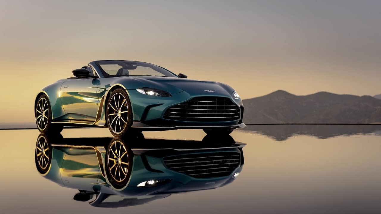 Aston Martin presenta la nuova V12 Vantage Roadster thumbnail