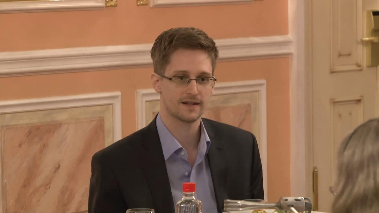Putin concede la cittadinanza russa a Edward Snowden thumbnail