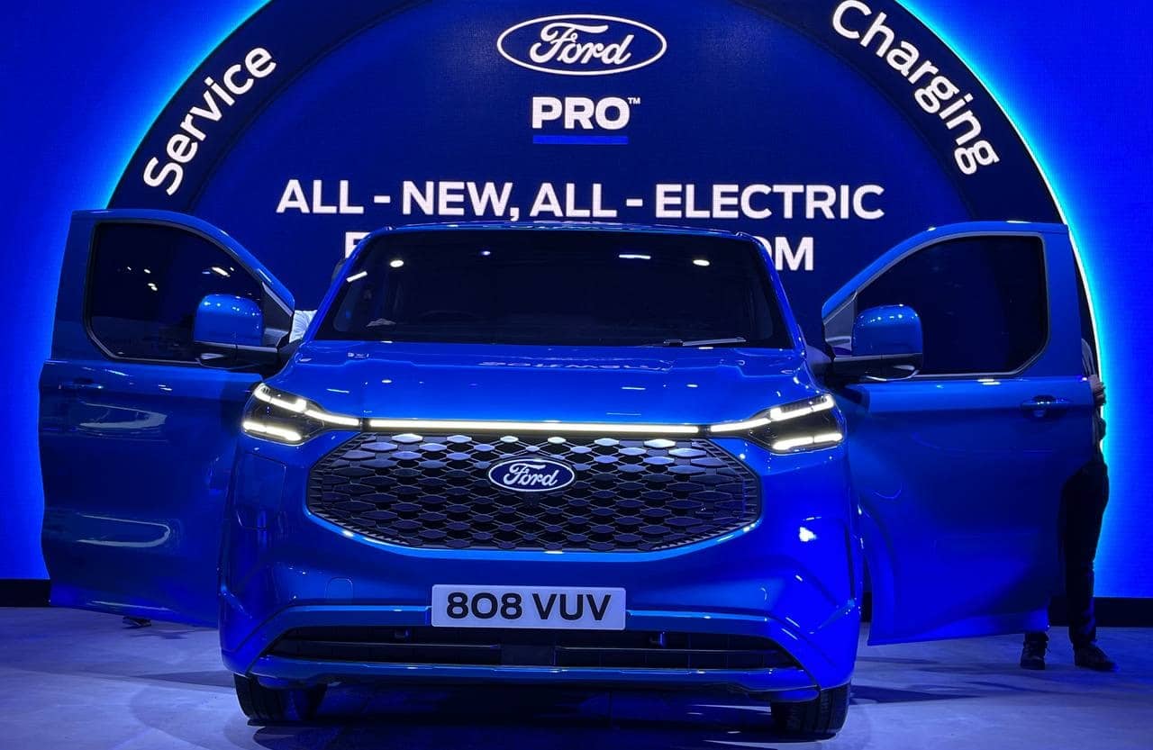 Ford presenta E-Transit Custom, la nuova gamma di veicoli commerciali elettrici e connessi thumbnail