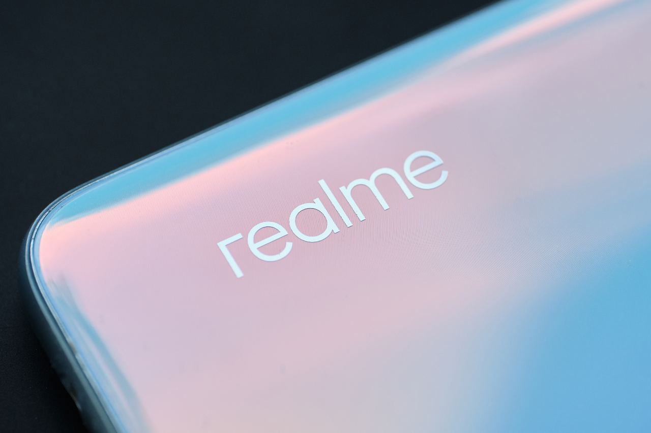 Realme risponde alla Dynamic Island di Apple thumbnail