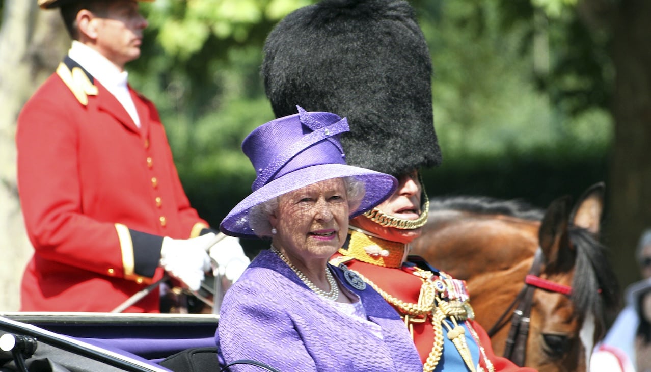 La Regina Elisabetta II e la tecnologia: ritratto di una sovrana moderna thumbnail
