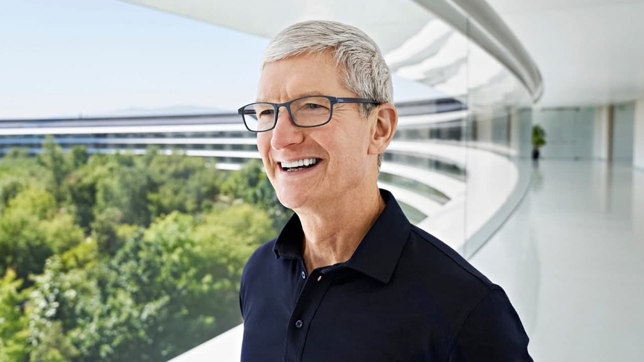 Un azionista chiede di rimuovere Tim Cook dal CdA di Apple thumbnail