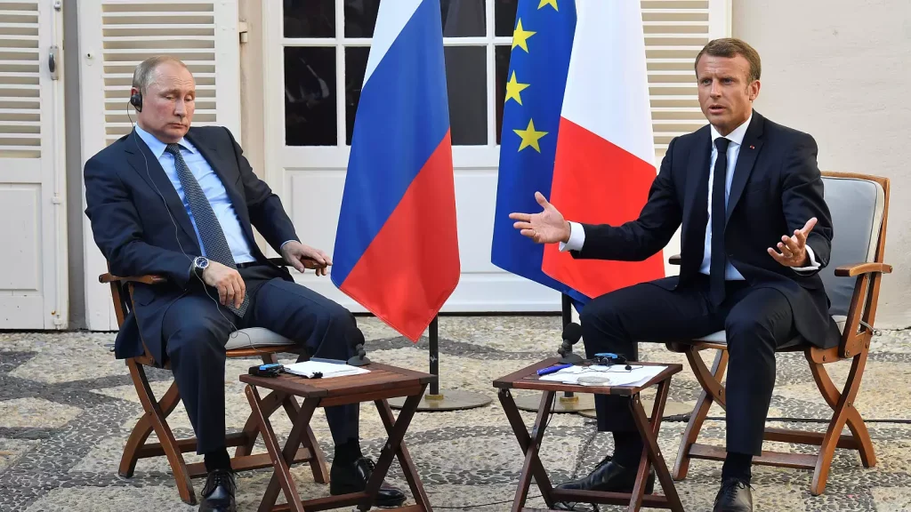 Macron chiede a Putin di tornare a sedersi sul tavolo dei negoziati per trattare la pace tra Russia e Ucraina