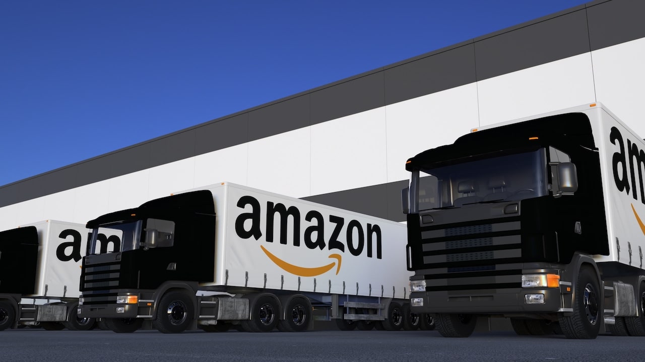 In calo il titolo di Amazon: la società esce dal club dei trilionari per la prima volta dal 2020 thumbnail