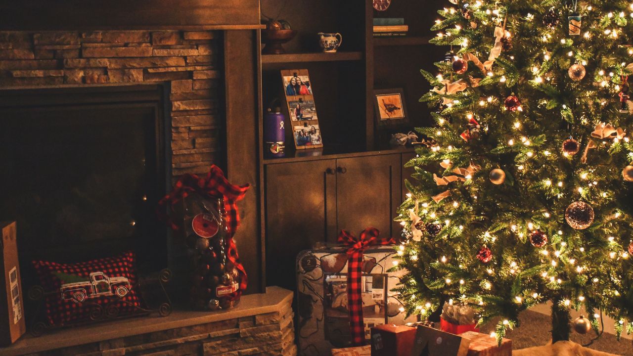 I regali e le decorazione di Natale secondo la Gen z thumbnail
