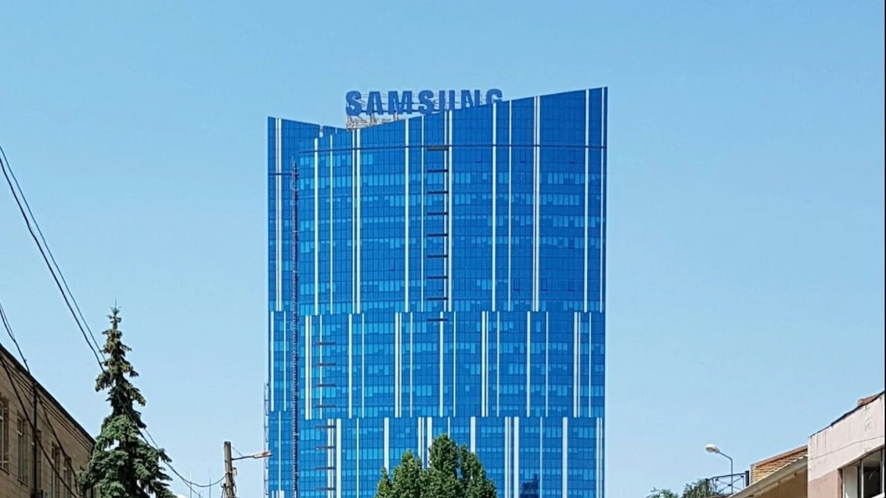 Un missile russo danneggia il palazzo Samsung in Ucraina thumbnail