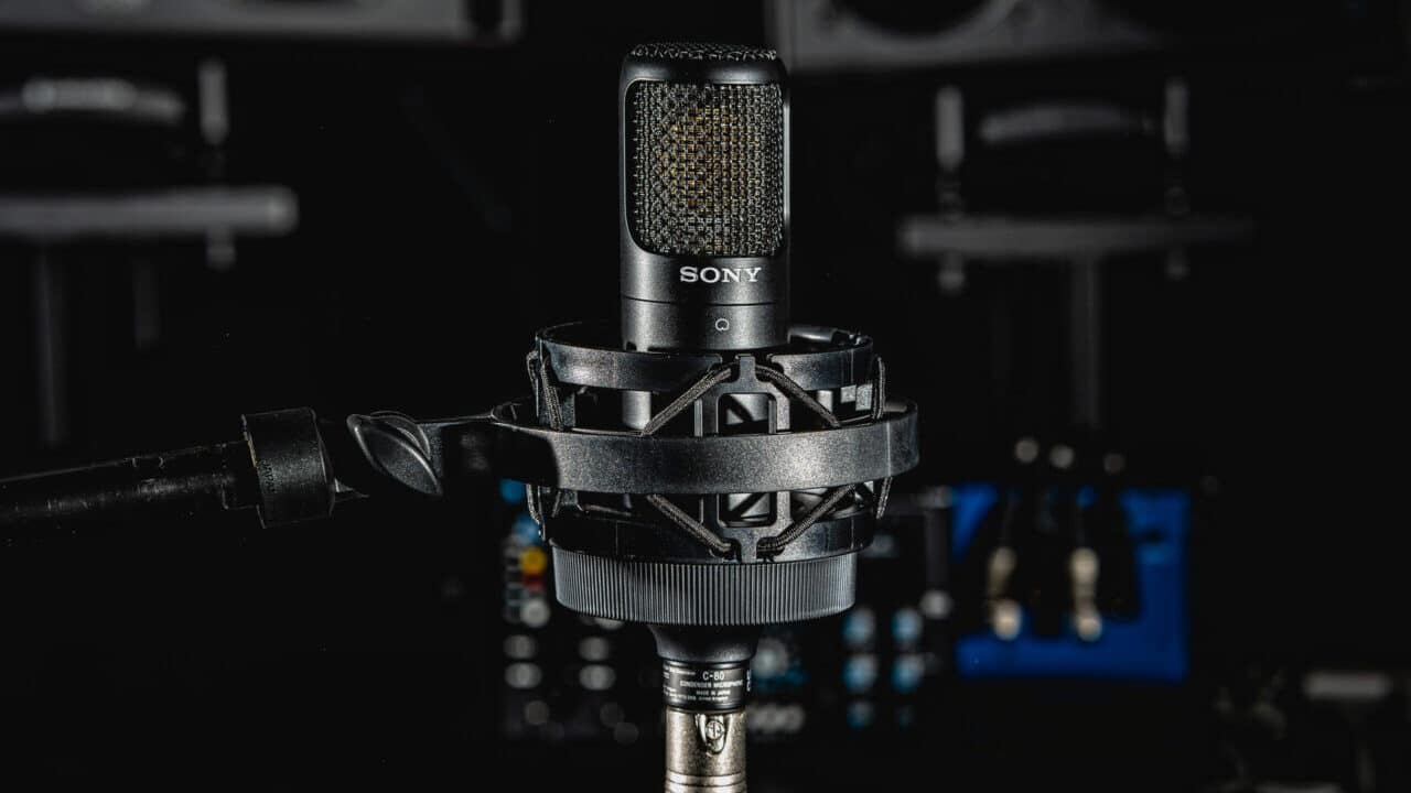 Sony C-80 è il nuovo microfono a condensatore per le registrazioni in studio e i podcast thumbnail