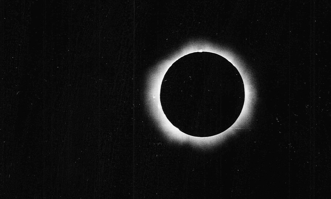 Eclissi solare parziale del 25 ottobre: dove e come vederla thumbnail
