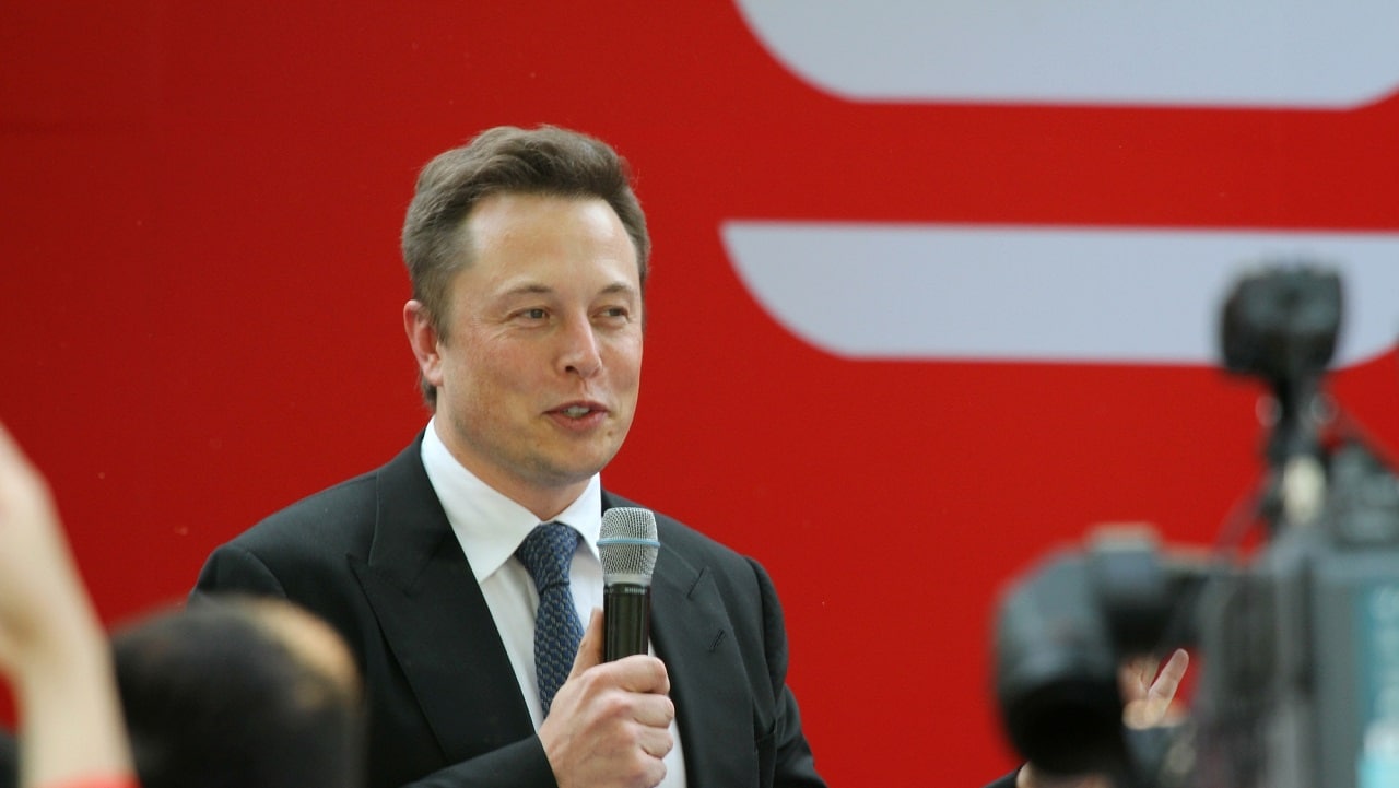 Elon Musk vende azioni Tesla per 4 miliardi di dollari dopo l'acquisto di Twitter thumbnail