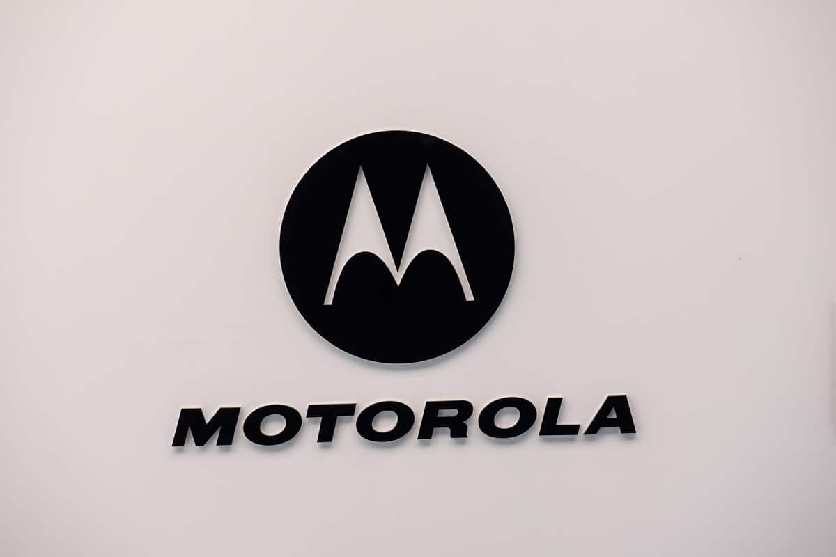Motorola svela il concept di uno smartphone con display "allungabile" thumbnail