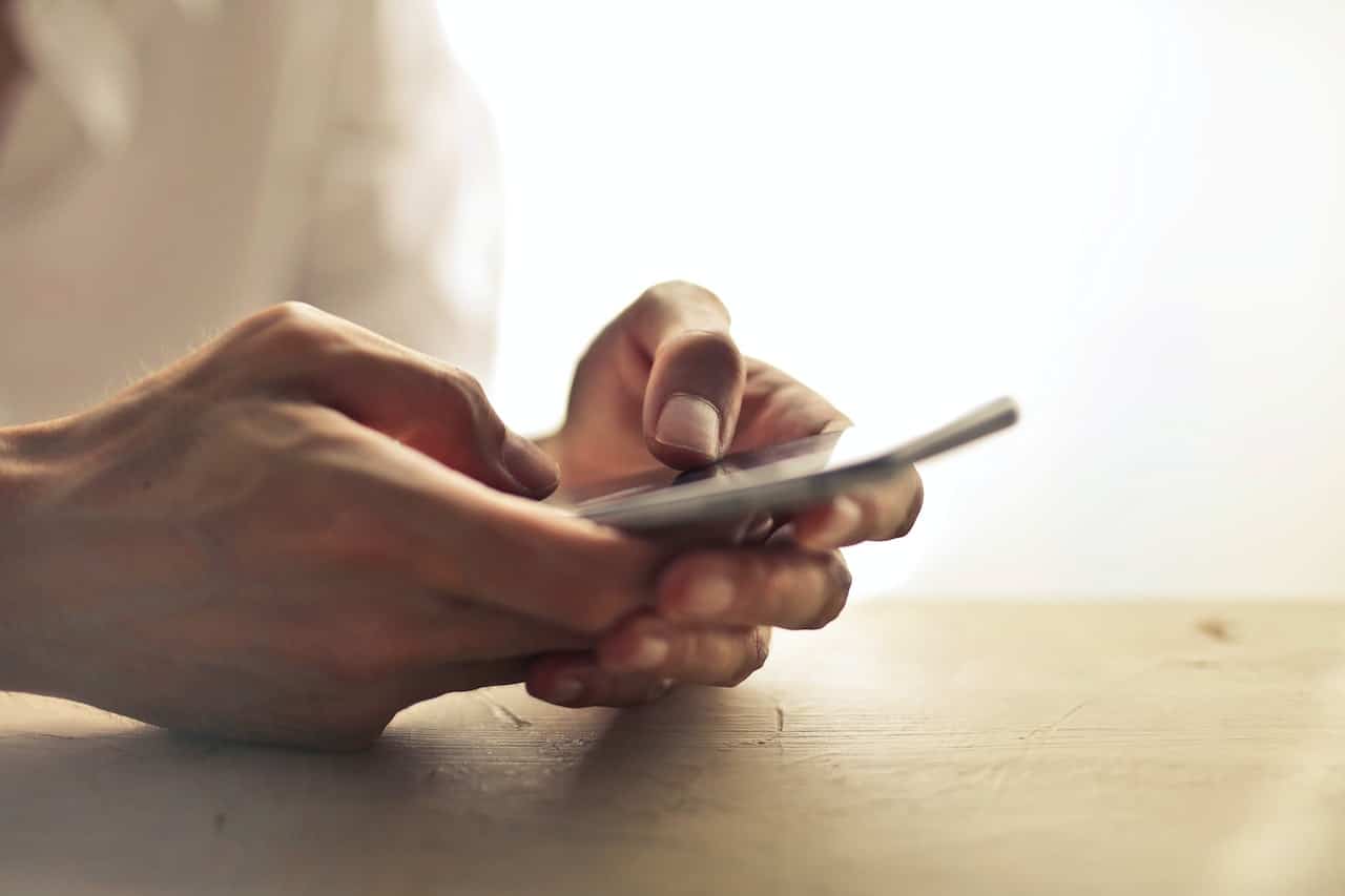 Messaggi truffa via SMS: aumentano la sfiducia nei consumatori, ma c'è un modo per proteggersi thumbnail