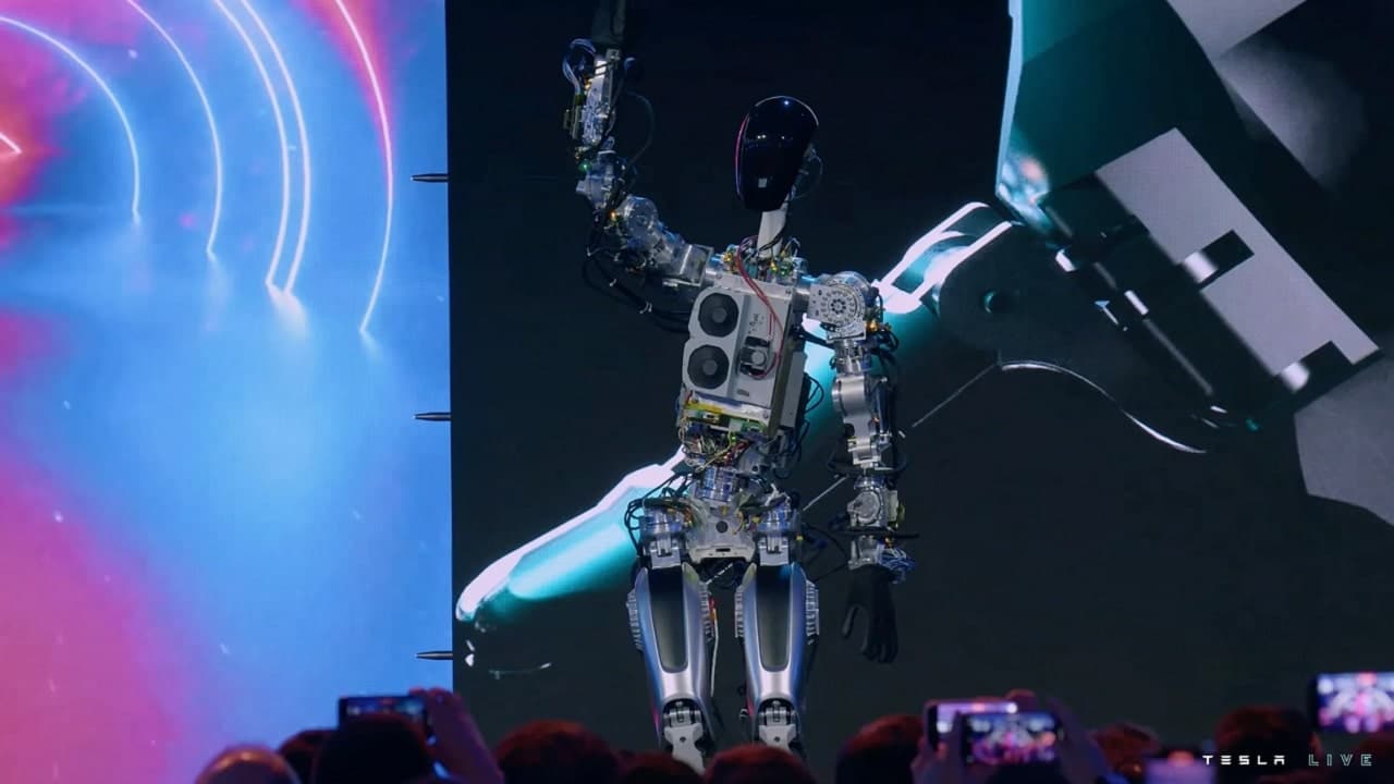 Elon Musk svela il prototipo del robot umanoide Optimus thumbnail