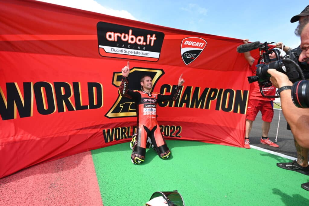alvaro bautista celebrating the world title Pirelli pneumatici