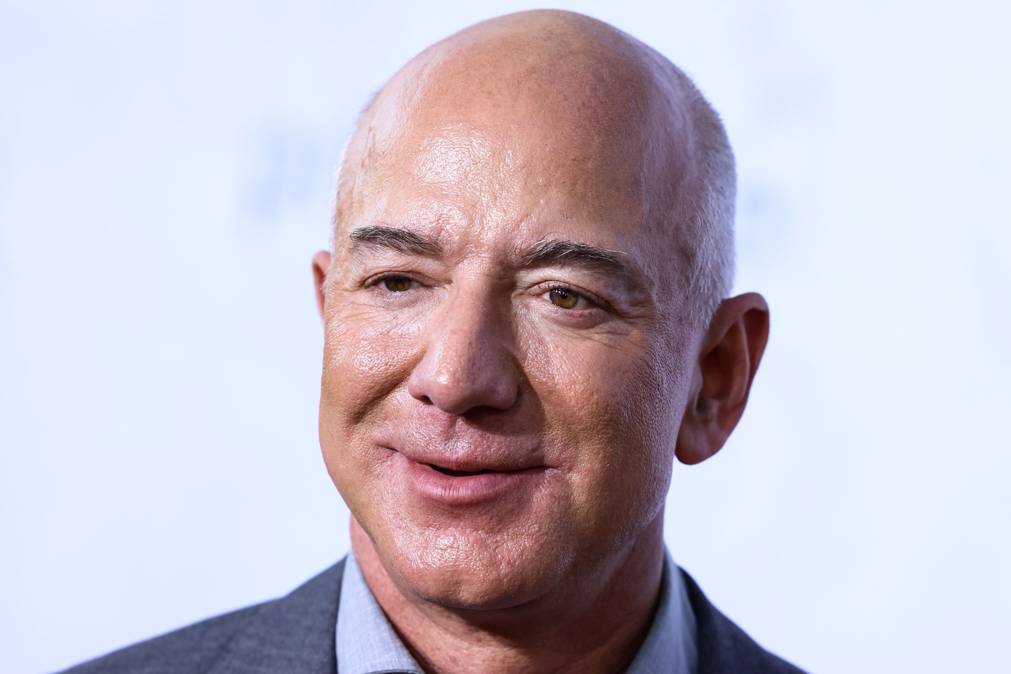 Jeff Bezos vuole donare quasi tutto il suo patrimonio in beneficenza thumbnail