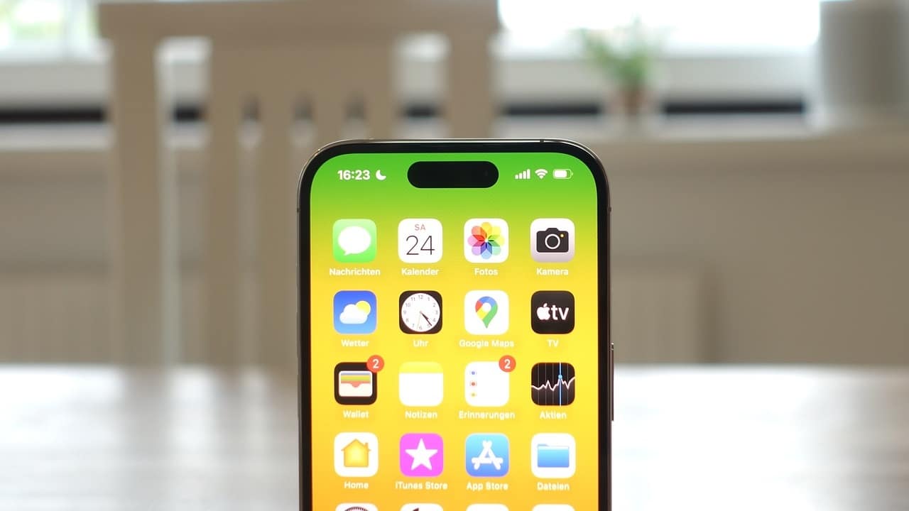 iPhone 15, i render mostrano Dynamic Island e display da 6,2" thumbnail