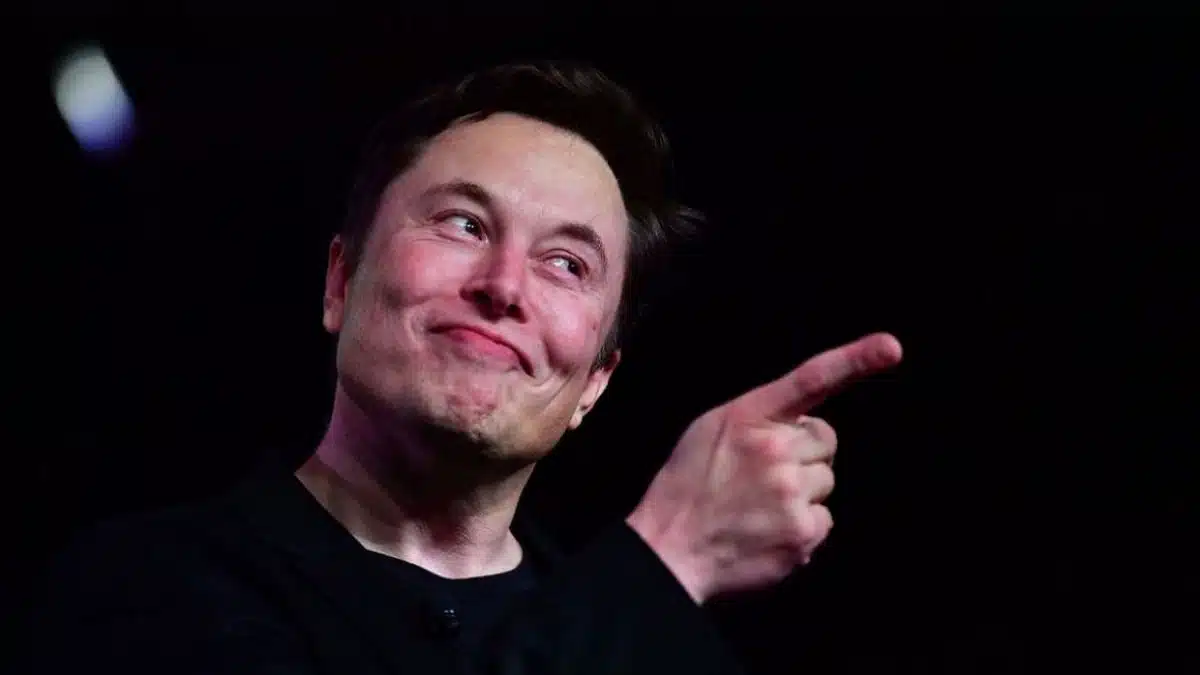 Elon Musk risponde a tutti i giornalisti con la stessa emoji a forma di cacca thumbnail