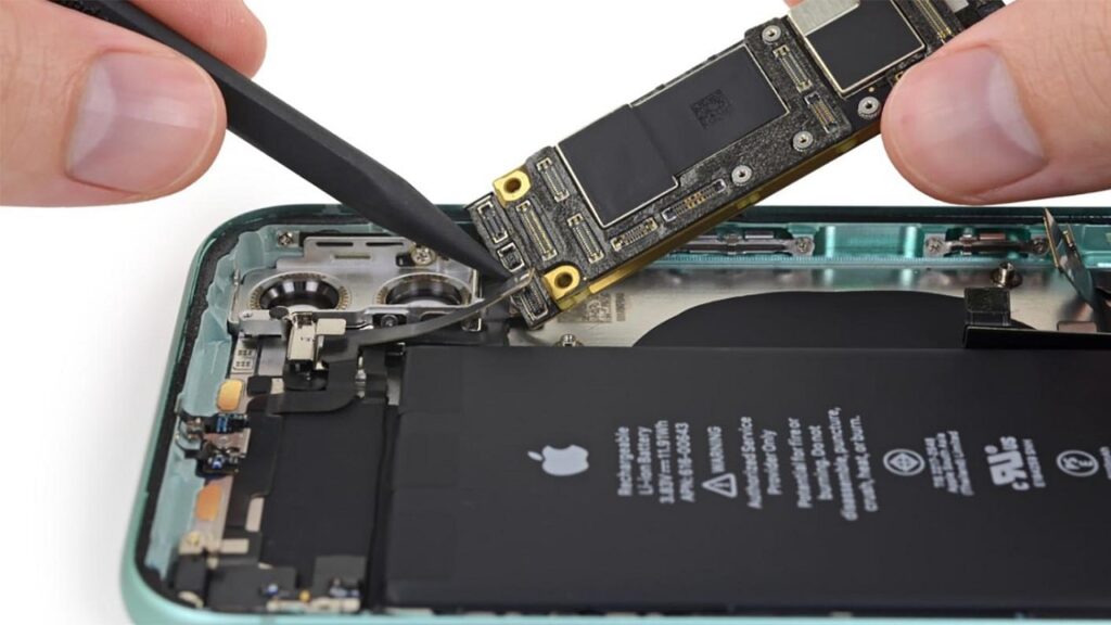 Apple Broadcom chip 5g wifi bluetooth modem iphone min