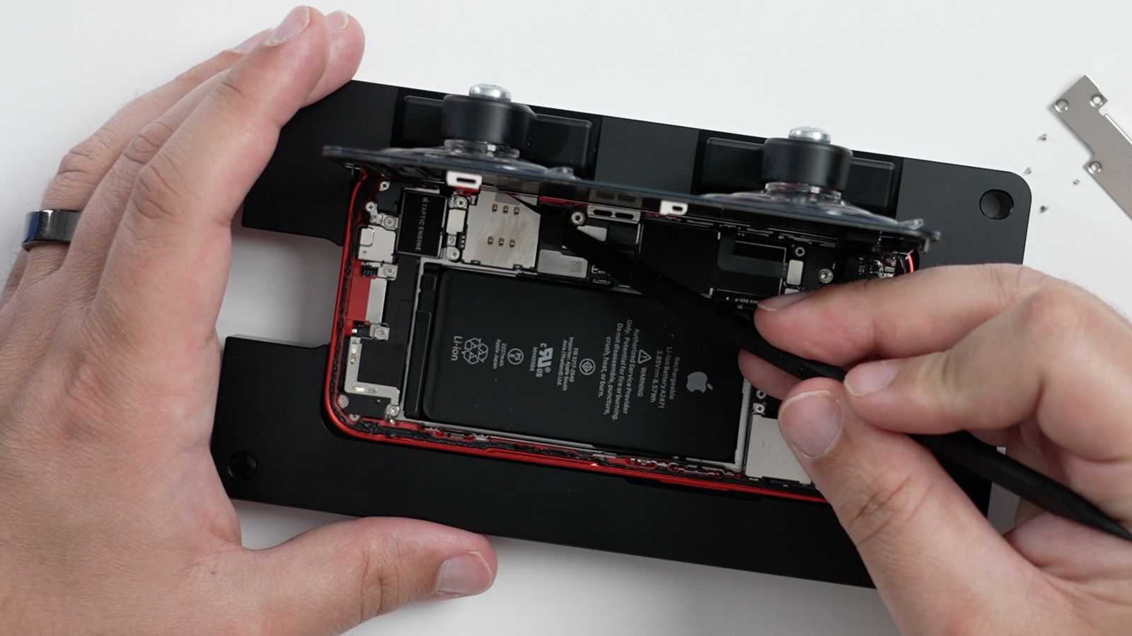 Apple: cambiare la batteria di iPhone, iPad e MacBook costerà di più thumbnail