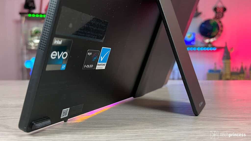 Asus Zenbook 17 Fold OLED recensione stand