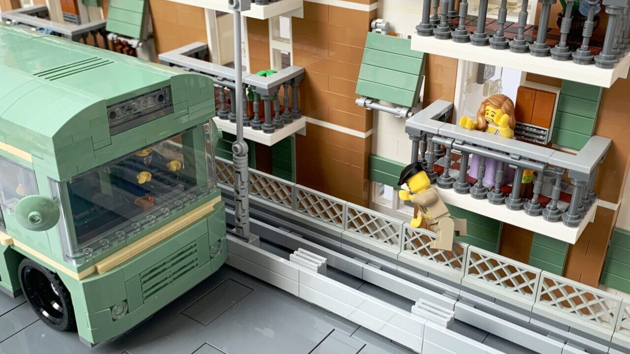 Fantozzi che prende l’autobus al volo potrebbe diventare un set LEGO thumbnail