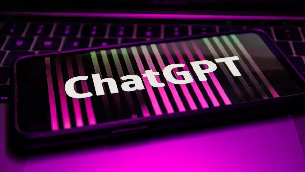 ChatGPT arriva su smartphone e sfida Google thumbnail