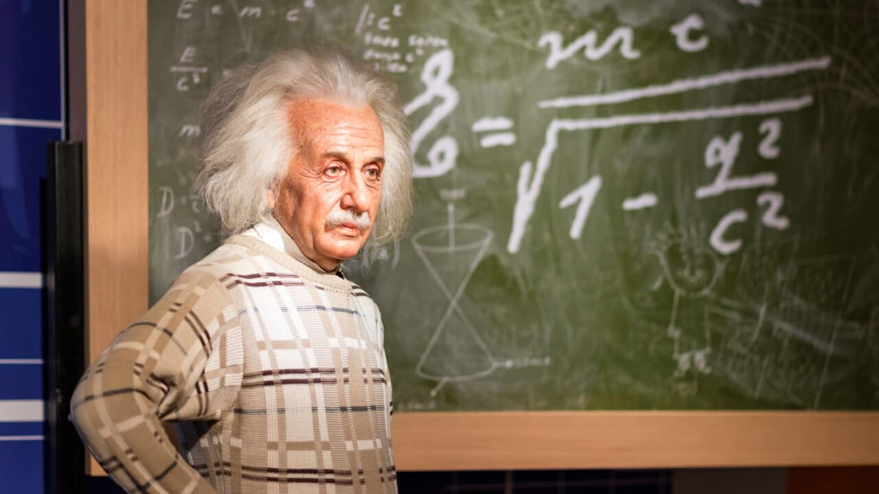 Abbiamo provato a chattare con Einstein di relatività, grazie all’IA thumbnail