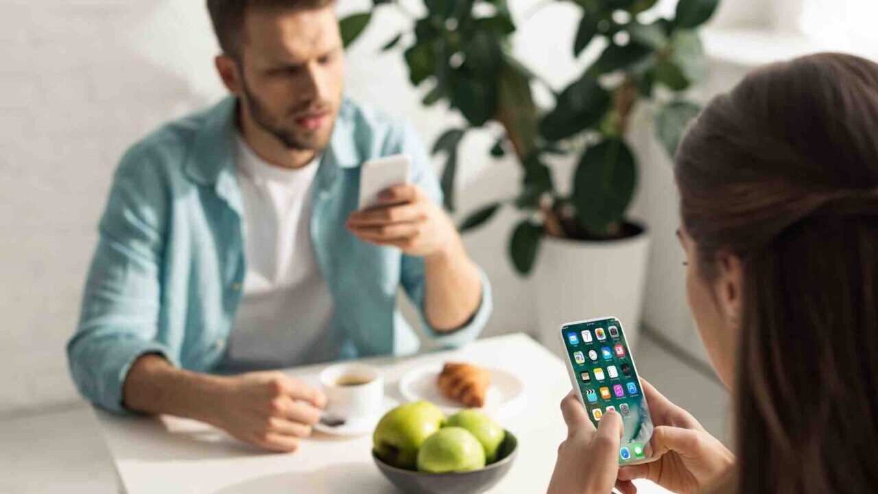 L'iPhone del futuro rileverà cosa mangi, quanto ne mangi e come lo mastichi thumbnail