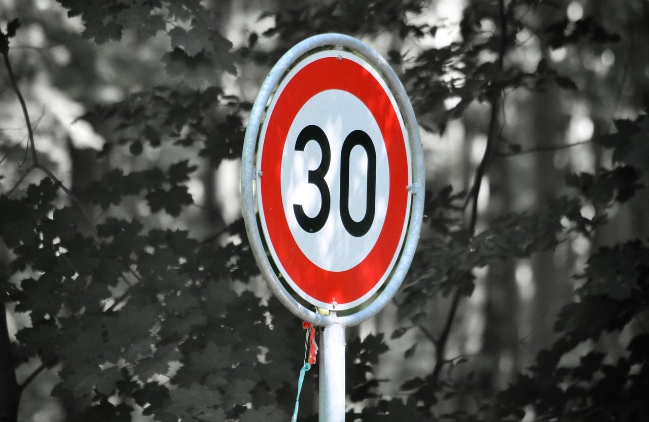 "Città 30", dal 1° gennaio 2024 in tutta Milano non si potranno superare i 30 km/h di velocità thumbnail