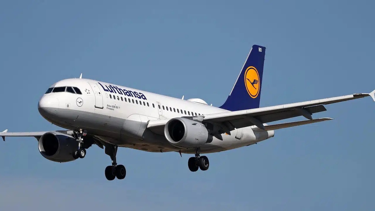 Lufthansa: guasto ai sistemi informatici. Stop ai voli, è caos thumbnail