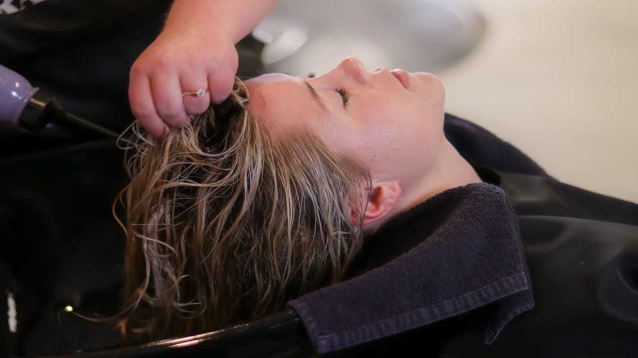 Salon de Beauté per la cura dei capelli nasce dalla passione di due sorelle, Eleonora e Cristina thumbnail