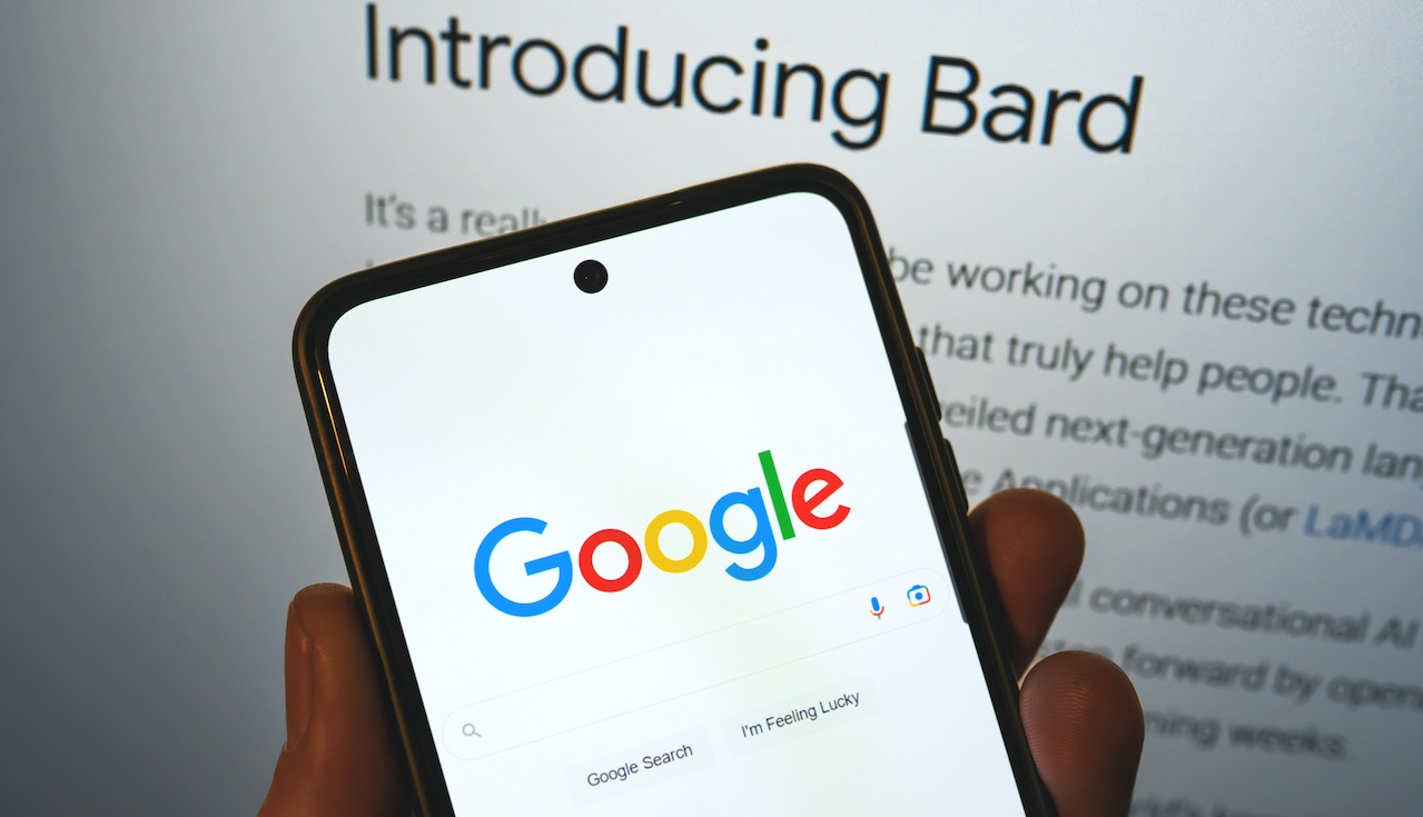 Google annuncia l'arrivo dell'AI Bard in Italia thumbnail