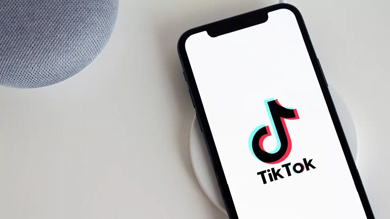La "cicatrice francese" è la nuova sfida spopolata su TikTok: l'Antitrust avvia un'istruttoria thumbnail