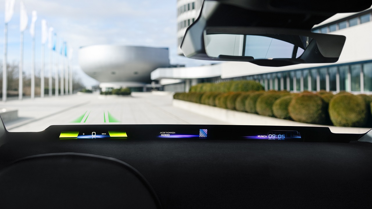BMW Panoramic Vision sarà prodotto in serie nel 2025 thumbnail