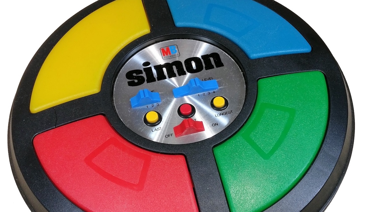 Simon, il gioco che sviluppava la memoria (e faceva saltare i nervi). La macchina del tempo thumbnail