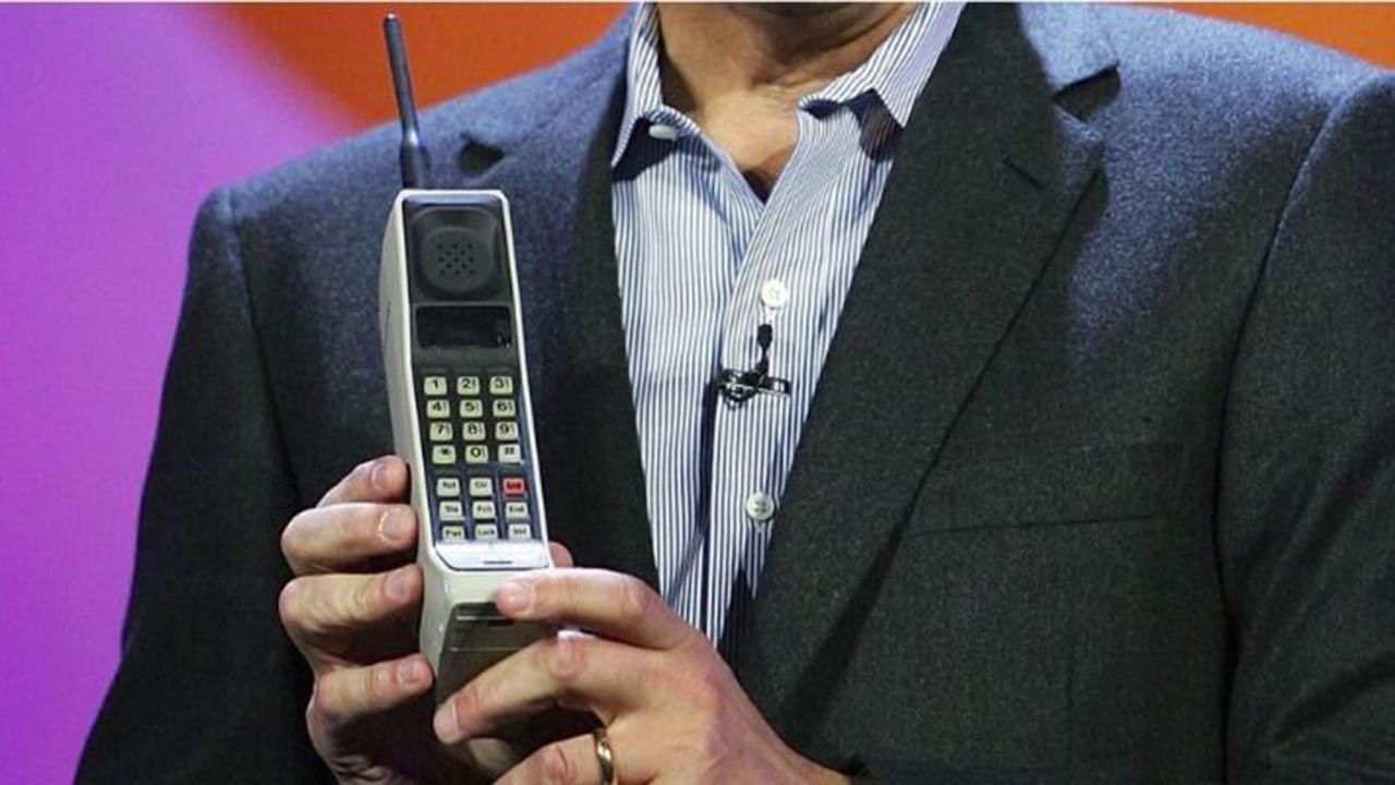 40 anni fa arrivò in vendita il primo telefono cellulare thumbnail