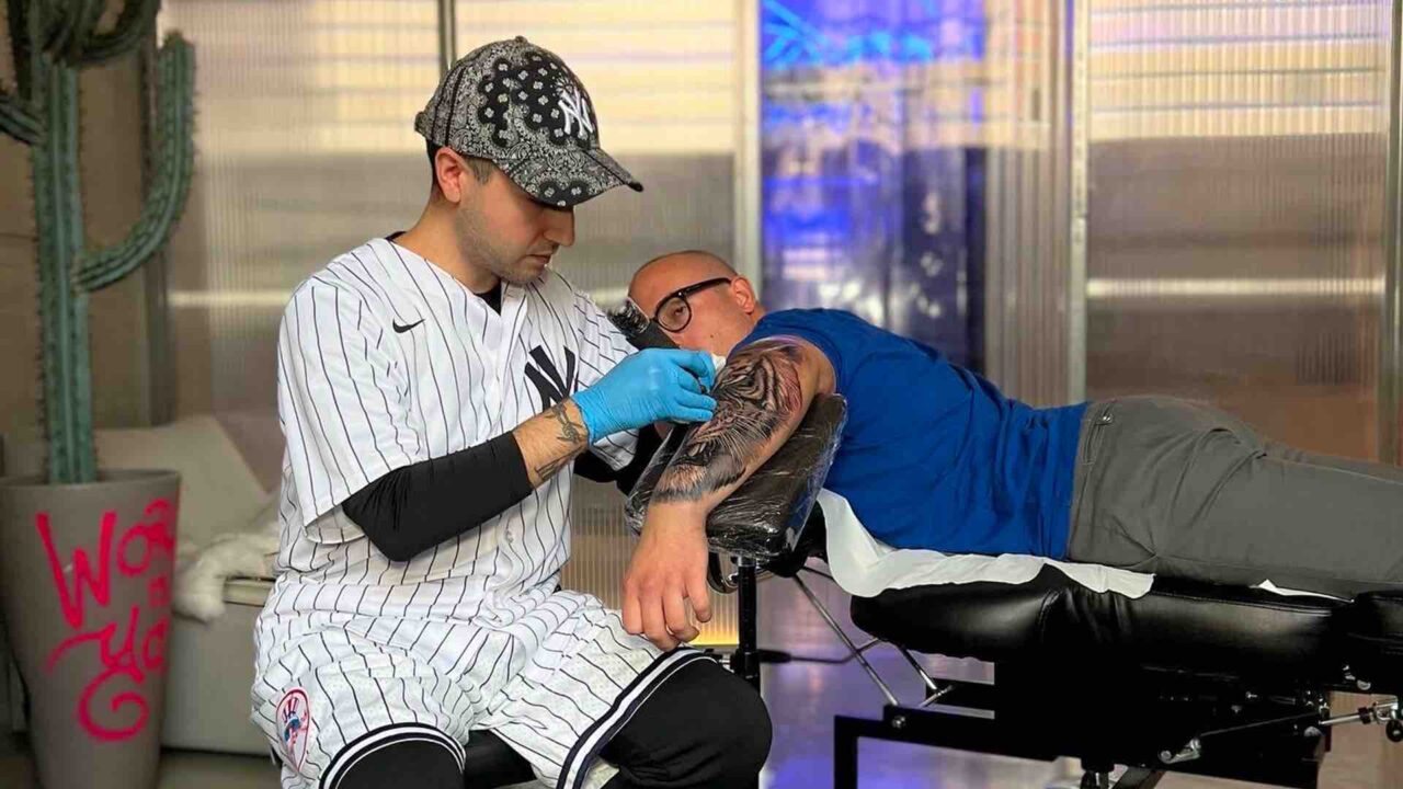 PosAIdon è il primo tatuaggio realizzato con l’aiuto dell’intelligenza artificiale thumbnail