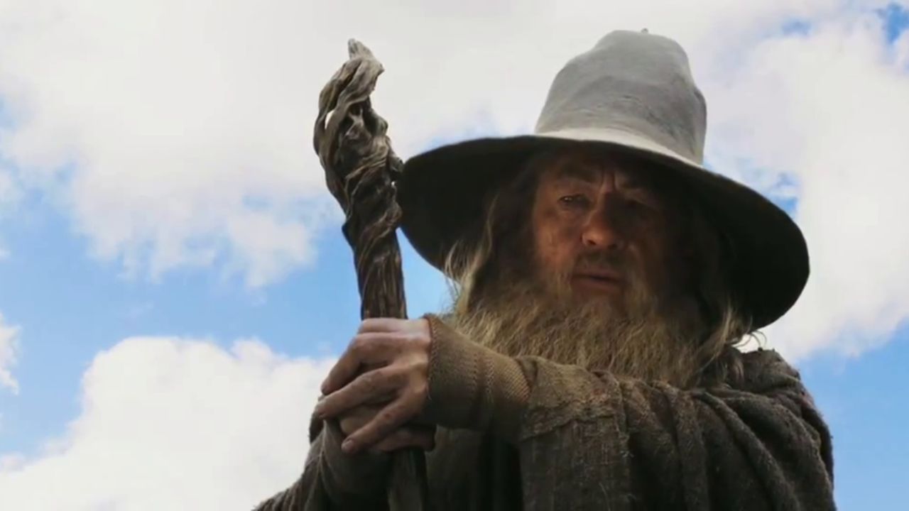 Gandalf incontra Gandalf: virale il video del fan travestito che si imbatte nel vero Ian McKellen thumbnail